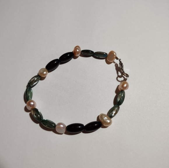 Pearl, Shell & Onyx Bracelet - Picture 2 of 2